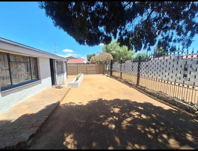 2 BEDROOM HOUSE FOR SALE IN MABOPANE UNIT B